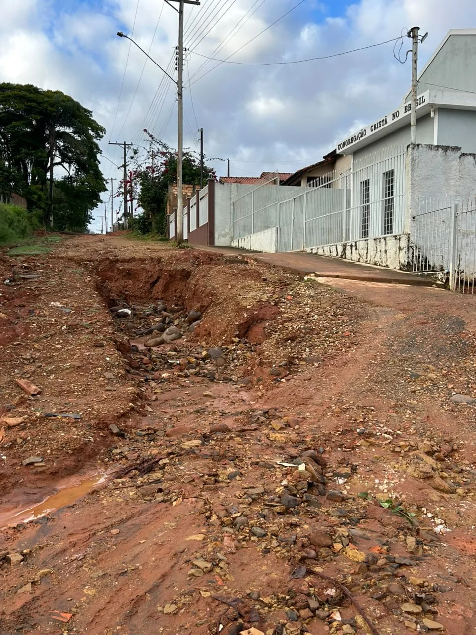 Erosão e pedras expostas em trecho de via rural informado pelos moradores como Pedra Branca