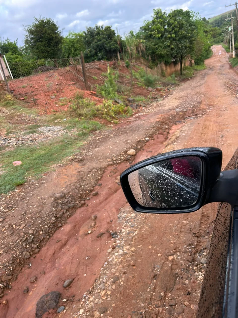 Via de terra com irregularidades e pedras em registro identificado como Rua Benjamin Gonçalves