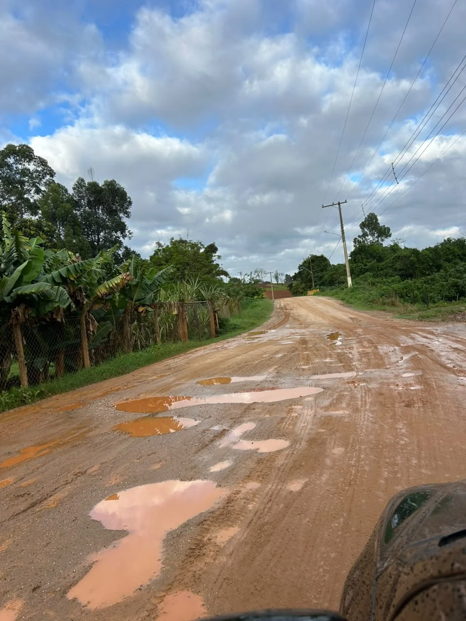Acesso rural com terreno irregular em trecho indicado pelos moradores como próximo à ponte