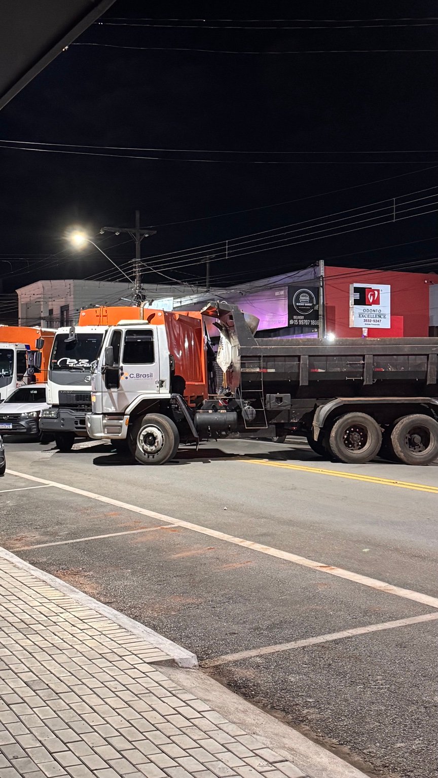 Caminhões da C Brasil estacionados em rua de Itararé à noite
