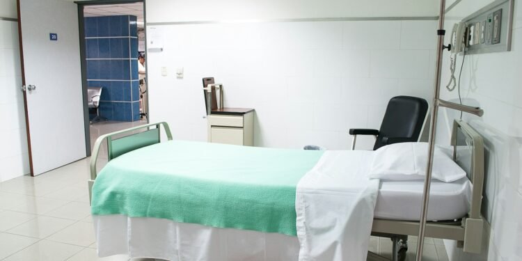 Leito hospitalar vazio em quarto clínico, imagem ilustrativa sobre a determinação de implantação de leitos de saúde mental em Itararé.