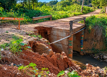 Ponte da Rua Hércules Peppo na Vila Jora em Itararé com erosão na cabeceira