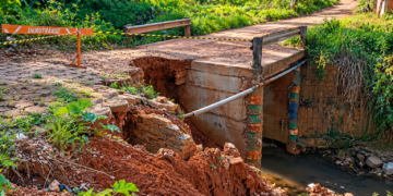 Ponte da Rua Hércules Peppo na Vila Jora em Itararé com erosão na cabeceira