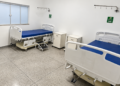 Quarto da nova ala de saúde mental da Santa Casa de Itararé com dois leitos hospitalares equipados, ainda sem atendimento aos pacientes.