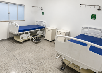 Quarto da nova ala de saúde mental da Santa Casa de Itararé com dois leitos hospitalares equipados, ainda sem atendimento aos pacientes.