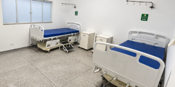 Quarto da nova ala de saúde mental da Santa Casa de Itararé com dois leitos hospitalares equipados, ainda sem atendimento aos pacientes.
